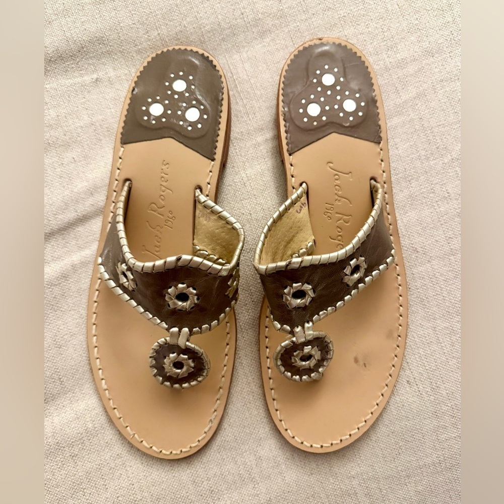 Jack Rogers - Jack’s Leather Flat Sandal in Taupe/Silver Combo